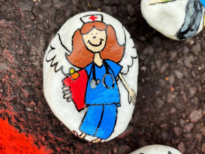 Bude zase dobře, lidé v Sokolově pomalovali kamínky jako poděkování pro zdravotníky