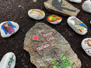 Bude zase dobře, lidé v Sokolově pomalovali kamínky jako poděkování pro zdravotníky