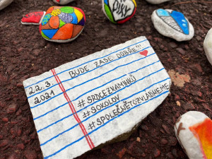 Bude zase dobře, lidé v Sokolově pomalovali kamínky jako poděkování pro zdravotníky