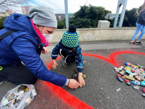 Bude zase dobře, lidé v Sokolově pomalovali kamínky jako poděkování pro zdravotníky
