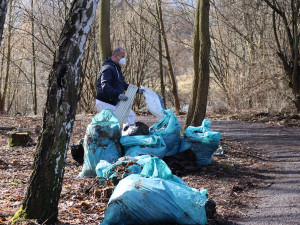 V Ostrově uklízeli lidé okolí starého koupaliště