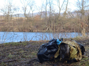 V Ostrově uklízeli lidé okolí starého koupaliště