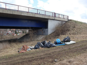 V Ostrově uklízeli lidé okolí starého koupaliště