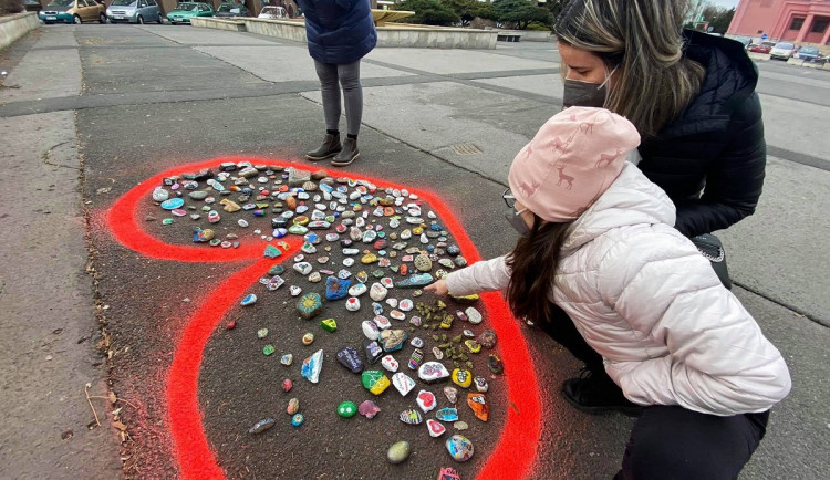 Bude zase dobře, lidé v Sokolově pomalovali kamínky jako poděkování pro zdravotníky