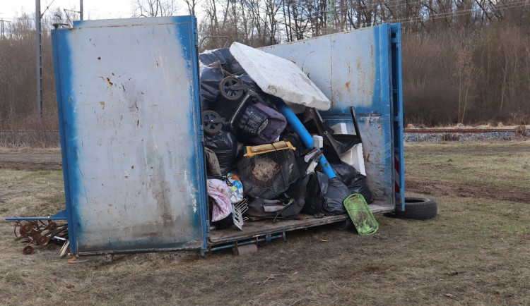V Ostrově uklízeli lidé okolí starého koupaliště