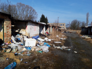 Příjezdovou cestu ke garážím přehradila závora, radnice tak chce zamezit vzniku černých skládek