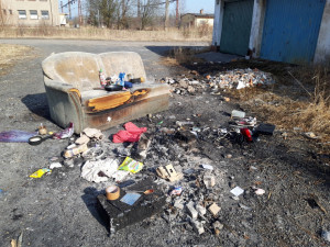 Příjezdovou cestu ke garážím přehradila závora, radnice tak chce zamezit vzniku černých skládek