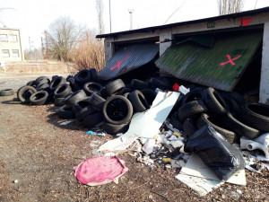 Příjezdovou cestu ke garážím přehradila závora, radnice tak chce zamezit vzniku černých skládek