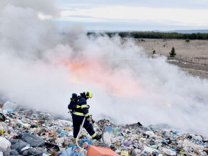 Na Sokolovsku vzplála skládka odpadu, hasiči s plameny bojovali sedm hodin