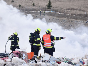 Na Sokolovsku vzplála skládka odpadu, hasiči s plameny bojovali sedm hodin