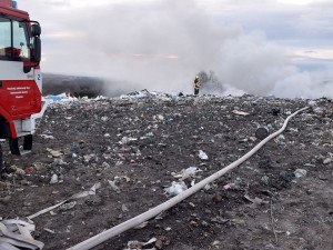 Na Sokolovsku vzplála skládka odpadu, hasiči s plameny bojovali sedm hodin