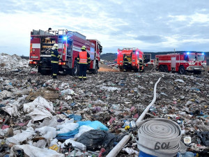 Na Sokolovsku vzplála skládka odpadu, hasiči s plameny bojovali sedm hodin