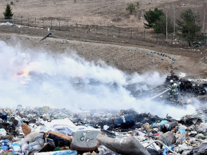 Na Sokolovsku vzplála skládka odpadu, hasiči s plameny bojovali sedm hodin
