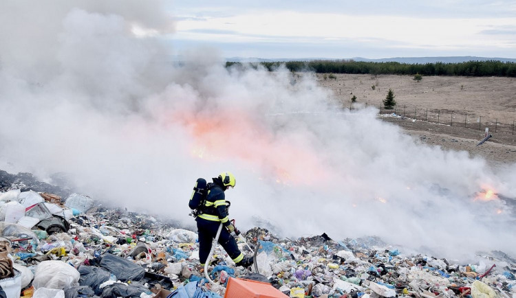 Na Sokolovsku vzplála skládka odpadu, hasiči s plameny bojovali sedm hodin