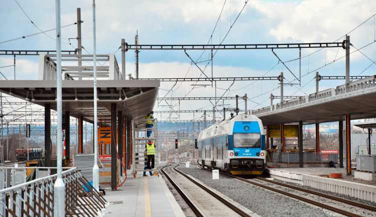 Železniční stanice Praha-Zahradní Město bude Pražanům sloužit od září. Podívejte se, jak vypadá její výstavba
