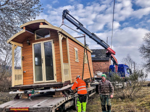 Transport maringotky na pozemek
