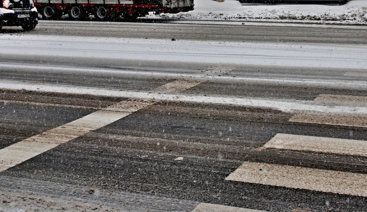 Na Bílou sobotu bude sněžit. Meteorologové varují také před náledím