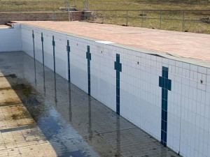 Oblíbené koupaliště čeká nákladná rekonstrukce, letos se ale ještě bude plavat ve starém bazénu