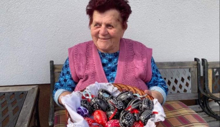 Marie Jakubíčková už téměř 80 let vytváří škrábáním unikátní kraslice