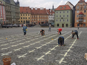 Křížky jako symbol piety i nenávisti, na dobrovolníky z Chebu se snáší vlna nenávistných komentářů