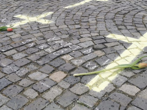 Křížky jako symbol piety i nenávisti, na dobrovolníky z Chebu se snáší vlna nenávistných komentářů