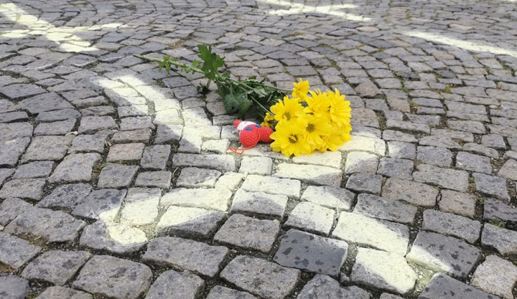 Křížky jako symbol piety i nenávisti, na dobrovolníky z Chebu se snáší vlna nenávistných komentářů