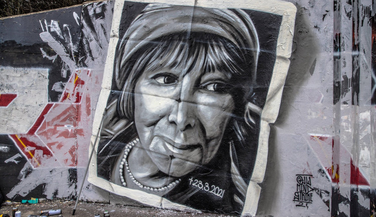 Pocta Haně Hegerové. V Hlubočepech vznikl vzpomínkový mural
