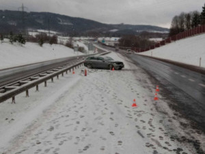 Dopravu v kraji komplikuje husté sněžení, někde se stojí v kolonách