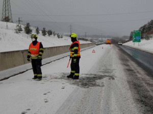 Dopravu v kraji komplikuje husté sněžení, někde se stojí v kolonách