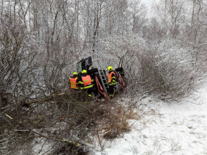 Dopravu v kraji komplikuje husté sněžení, někde se stojí v kolonách