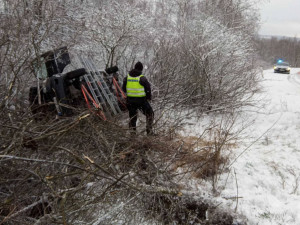 Dopravu v kraji komplikuje husté sněžení, někde se stojí v kolonách
