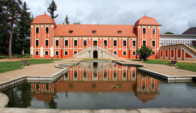 Městská knihovna Ostrov sídlí v Paláci princů.