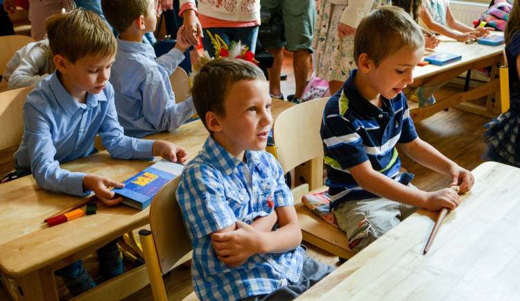 Část dětí se vrátí do škol s rouškami a testy. Většina pedagogů v kraji bude oočkována