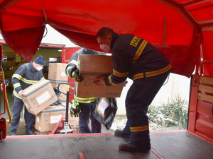 Krajští hasiči během čtvrtka rozvezou 105 tisíc antigenních testů pro školy