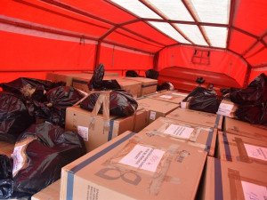 Krajští hasiči během čtvrtka rozvezou 105 tisíc antigenních testů pro školy