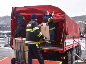 Krajští hasiči během čtvrtka rozvezou 105 tisíc antigenních testů pro školy