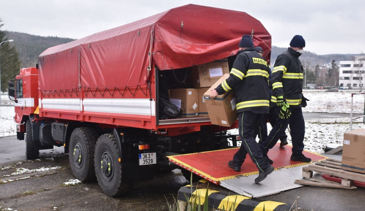 Krajští hasiči během čtvrtka rozvezou 105 tisíc antigenních testů pro školy