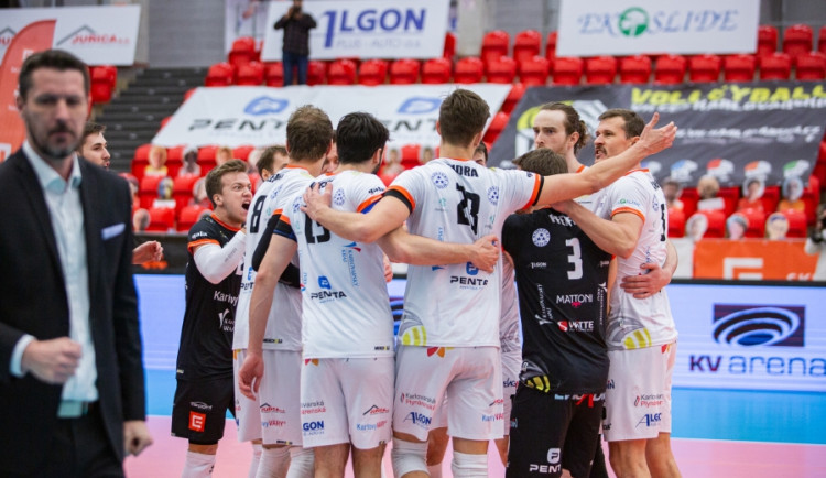 Radost hráčů VK Karlovarsko po prvním vyhraném finále