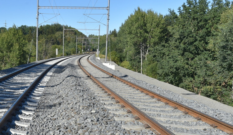 Od soboty budou v úseku mezi Dalovicemi a Hájkem opět jezdit vlaky