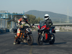 Startuje dvanáctý ročník projektu Učme se přežít. Tisícovka motorkářů projde zdokonalovacími kurzy