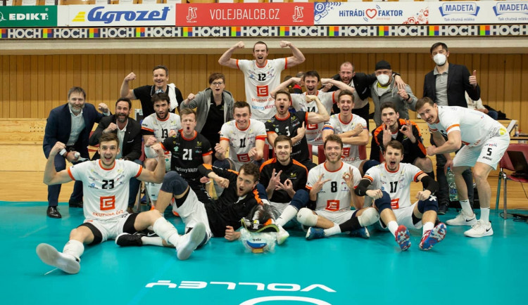Radost týmu VK Karlovarsko po včerejší výhře na jihu Čech
