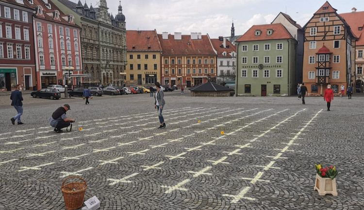 Kříže za oběti koronaviru jsou i na náměstí v Chebu