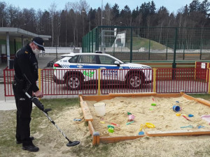 Policisté obsadili dětská hřiště, hledali stříkačky po narkomanech