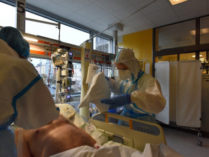 Krajští hasiči mají za sebou více než 12 tisíc hodin služby v nemocnicích