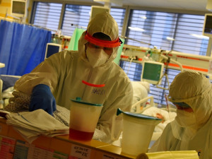 Krajští hasiči mají za sebou více než 12 tisíc hodin služby v nemocnicích