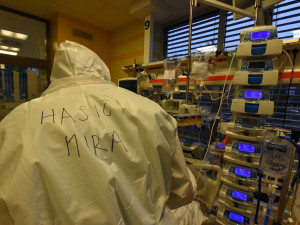 Krajští hasiči mají za sebou více než 12 tisíc hodin služby v nemocnicích