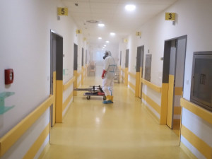 Hasiči dezinfikují prostor karlovarské nemocnice