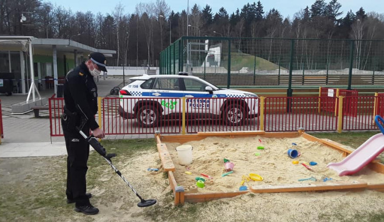 Policisté obsadili dětská hřiště, hledali stříkačky po narkomanech