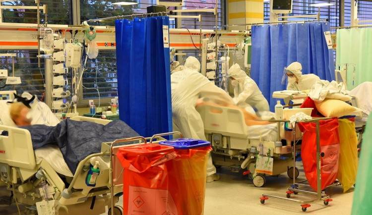 Krajští hasiči mají za sebou více než 12 tisíc hodin služby v nemocnicích