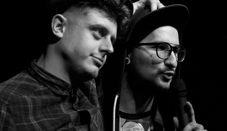 Výlohy v Sokolově se opět promění v jeviště, svůj um předvedou mistři ve slam poetry